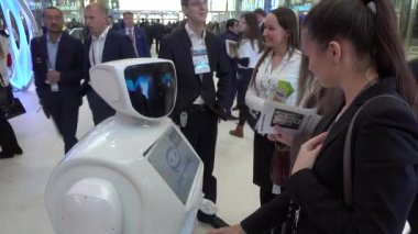 Robot organizatörü ziyaretçi açık yenilikler 2016 forumda yeni binada Skolkovo Teknopark selamlıyor