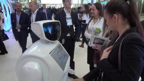 Robot arrangören hälsar besökare på öppna Innovations 2016 forum i Nybygget Skolkovo Technopark — Stockvideo