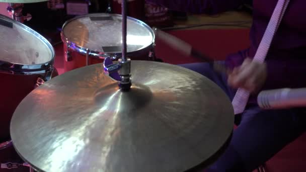 Człowiek grający na perkusji — Wideo stockowe