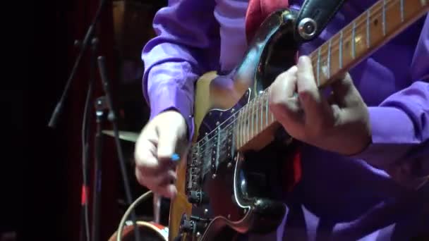 Homem toca guitarra elétrica — Vídeo de Stock
