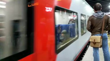 Tren geldiğinde yeni bir istasyon Kutuzovskaya Moskova Merkezi daire