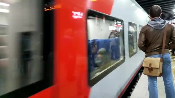 Trem chega à nova estação Kutuzovskaya do Círculo Central de Moscou — Vídeo de Stock