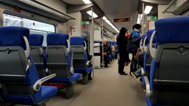 Utasok közeledik az állomáson, és készülj, hogy menjen ki a vonat — Stock videók