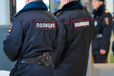 Polis erkekler geri çekil