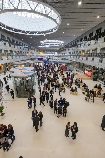 Pessoas participam de Inovações Abertas 2016 fórum no novo edifício Skolkovo Technopark — Fotografia de Stock