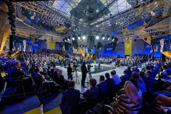 La gente asiste al foro Open Innovations 2016 en el nuevo edificio Skolkovo Technopark — Foto de Stock