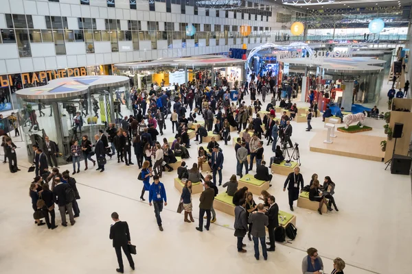 Menschen besuchen offene Innovationen 2016 Forum im neuen Gebäude skolkovo technopark — Stockfoto