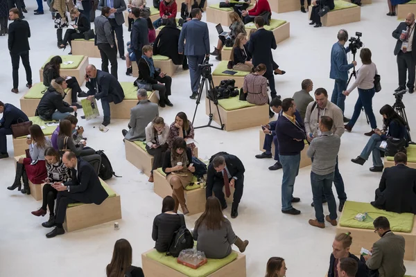 La gente asiste al foro Open Innovations 2016 en el nuevo edificio Skolkovo Technopark — Foto de Stock