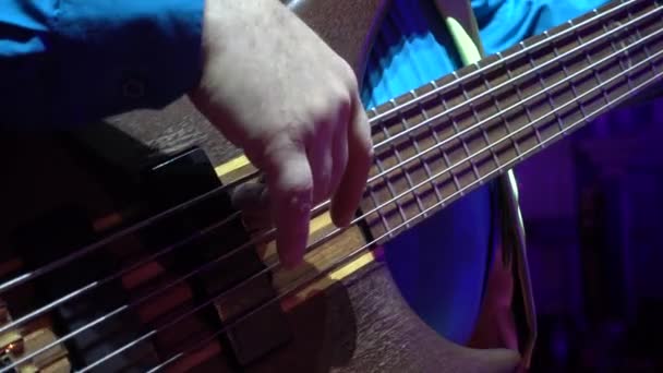 Man plays bass guitar — Stock Video