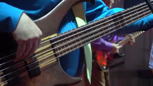 Man plays bass guitar — Stock Video