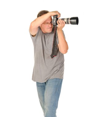 Orta yaş erkek portre ile dslr fotoğraf makinesi ve büyük tele objektif