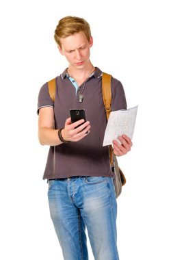 Genç adam gezgin bir hedef ile harita arıyorum