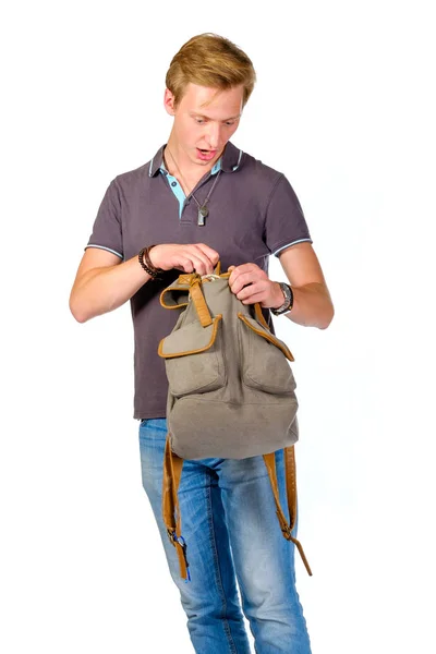 Joven buscando algo dentro de su mochila —  Fotos de Stock