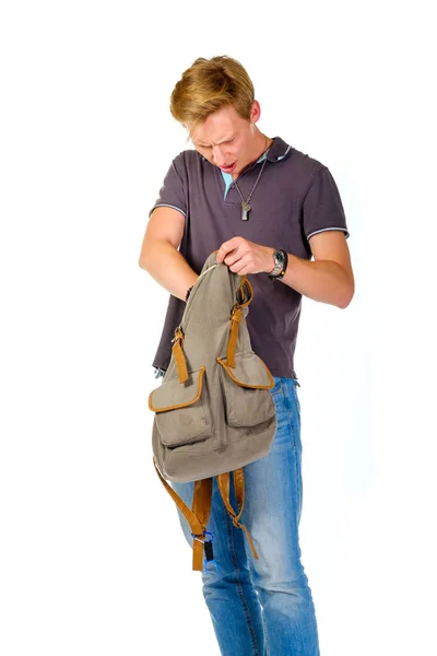 若い男が彼のバックパックの中に何かを探しています。 — ストック写真