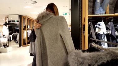 genç kadın giyim seçer