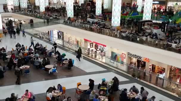 La gente visita el gran centro comercial Columbus el fin de semana. Caducidad — Vídeo de stock