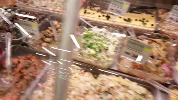 Muchas ensaladas preparadas y queso en el refrigerador — Vídeos de Stock