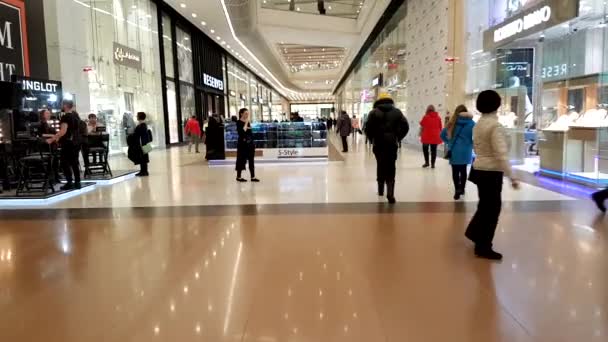 La gente visita el gran centro comercial Columbus el fin de semana. Caducidad — Vídeos de Stock