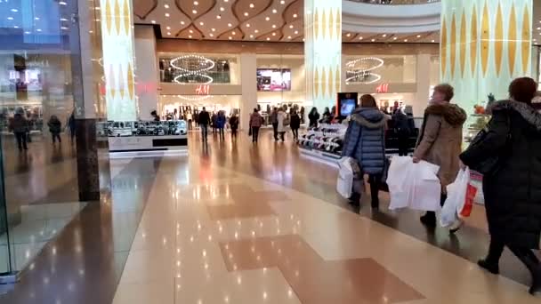 La gente visita el gran centro comercial Columbus el fin de semana. Caducidad — Vídeos de Stock