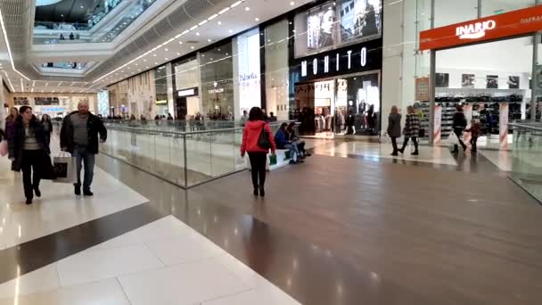 As pessoas visitam o grande shopping Columbus no fim de semana. Desfasamento temporal — Vídeo de Stock