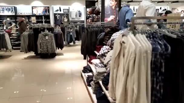 POV andando na loja de roupas no shopping Columbus — Vídeo de Stock