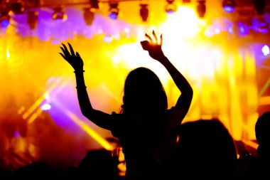 Canlı açık hava konserinde tezahürat hayranları.