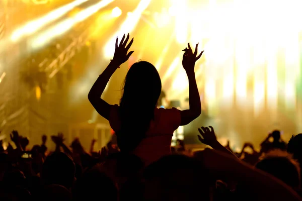 Aficionados vitoreando en concierto al aire libre en vivo . — Foto de Stock