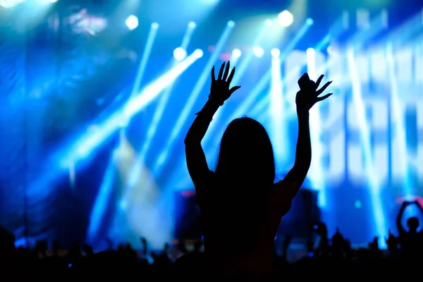 Aficionados vitoreando en concierto al aire libre en vivo . —  Fotos de Stock