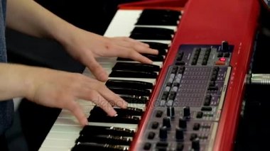 müzisyen bir synthesizer çalış