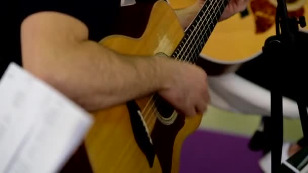 Homem toca guitarra acústica — Vídeo de Stock