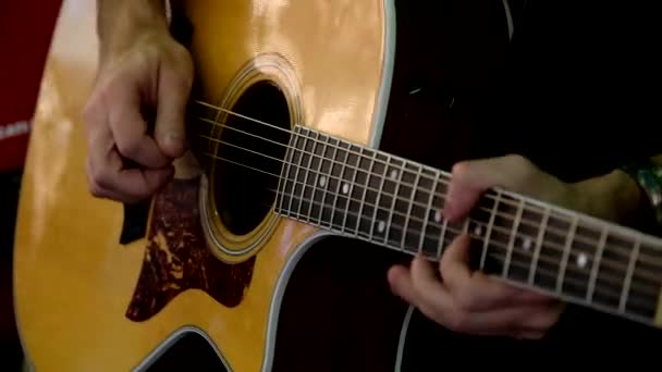 Homem toca guitarra acústica — Vídeo de Stock