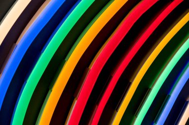 Bir satır farklı renkli lambalar