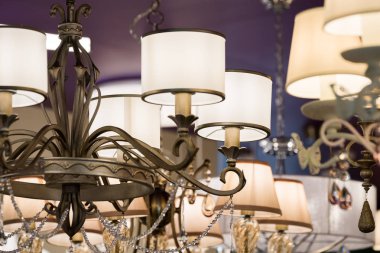 Bir aydınlatma dükkanda farklı avizeler