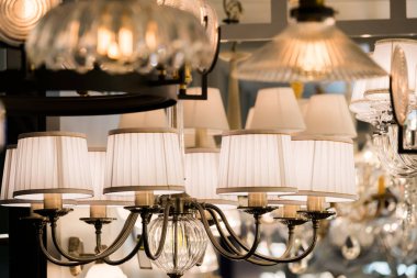 Bir aydınlatma dükkanda farklı avizeler