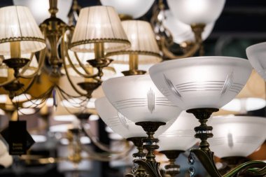 Bir aydınlatma dükkanda farklı avizeler