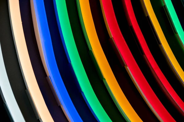 Различные цветные лампы в ряд — стоковое фото
