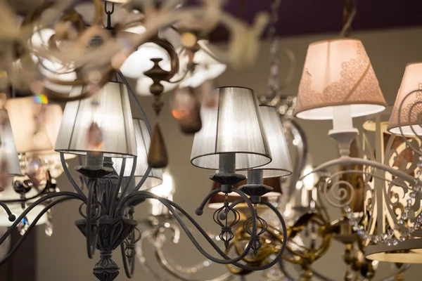 Bir aydınlatma dükkanda farklı avizeler
