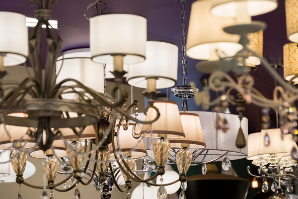 Bir aydınlatma dükkanda farklı avizeler