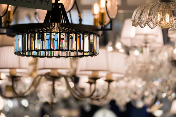 Olika kristallkronor i en belysning butik — Stockfoto