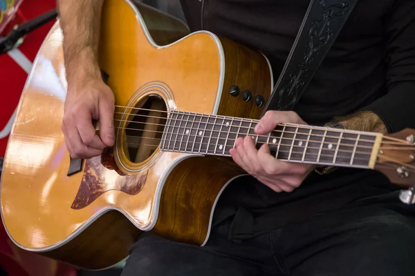 Man plays acoustic guitar — Stock Photo, Image