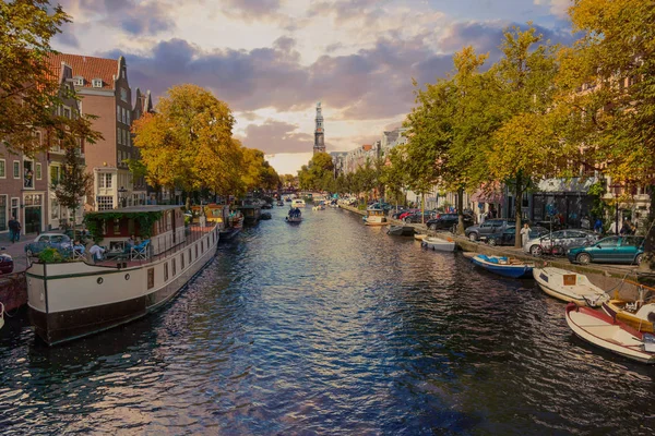 Panorama do canal na cidade velha em Amsterdã — Fotografia de Stock