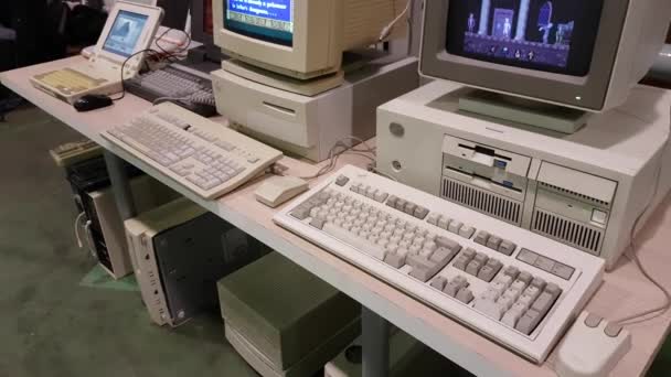 工作复古 pc 和笔记本电脑与老式的游戏 — 图库视频影像