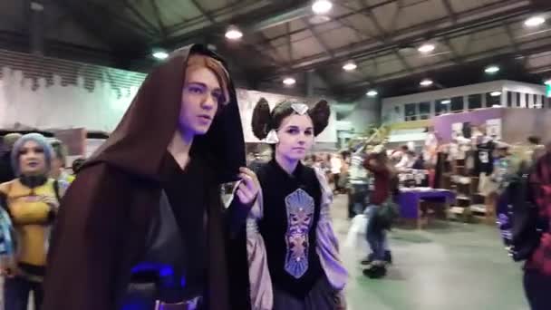 Orang-orang menghadiri festival Gamefilmexpo — Stok Video