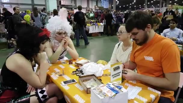 La gente jugando a la mesa juego en el festival Gamefilmexpo — Vídeo de stock