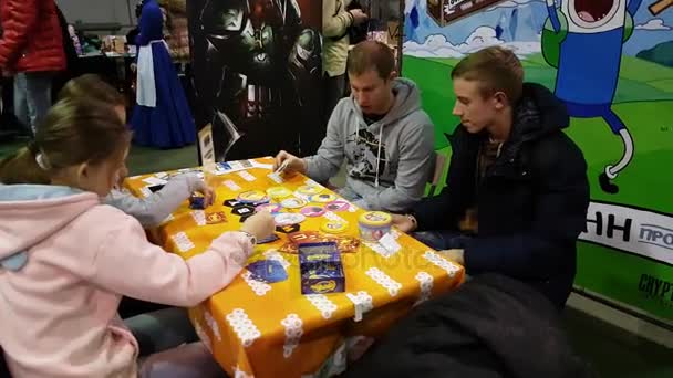 La gente jugando a la mesa juego en el festival Gamefilmexpo — Vídeos de Stock