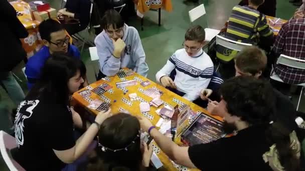 Gamefilmexpo Festivali'nde masa oyunu oynayanlar — Stok video