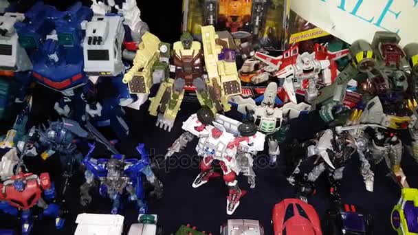 Transformers hračky pro prodej — Stock video