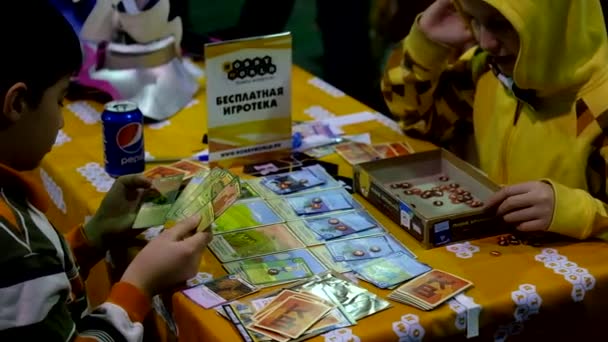 Cosplayers tafelspel spelen op het Gamefilmexpo festival — Stockvideo