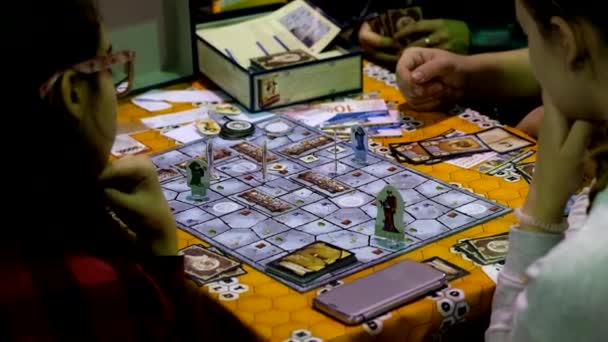 Cosplayers jogando jogo de mesa no festival Gamefilmexpo — Vídeo de Stock