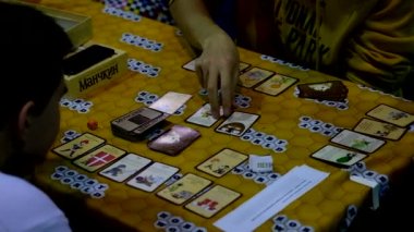 Masa oyunu Gamefilmexpo Festivali'nde oynayan cosplayers
